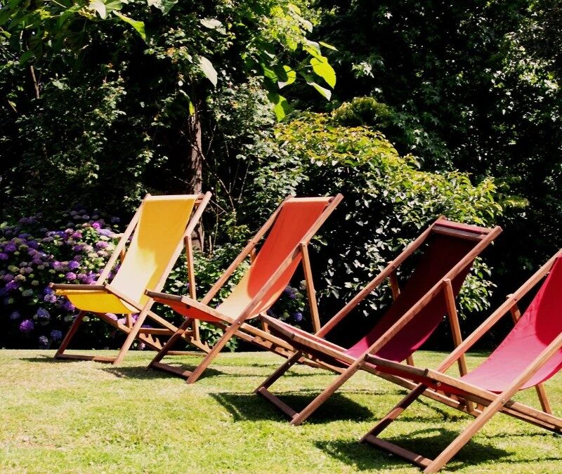 Meubles de jardin colorés : 10 sélections pour donner du pep’s à votre extérieur